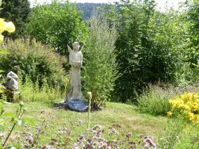 Text der Inschrift: „Von ganzem Herzen: Danke - unserem lieben Gründer Peter Wenzel”